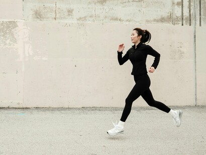 Faz mais de 10 anos que correr me transformou, que cada pisada, ganha mais e mais impulso, rumo a mais um quilômetro concluído; equilíbrio e resistência a cada trajeto percorrido, a corrida me reconstrói, corpo - mente - rotina