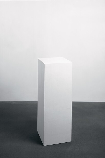 Tom Friedman, Untitled (A Curse), 1992, 11 inch sphere of space floating 11 inch above the top of a pedestal cursed by a witch, 133.4 x 28 x 28 cm / (52½ x 11 x 11 in), courtesy the artist and Harry Handelsman
