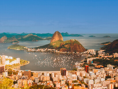 Cidade do Rio de Janeiro, Brasil. São poucos os grilos que se ouvem na cidade, mas são muitos os pirilampos que brilham no campo