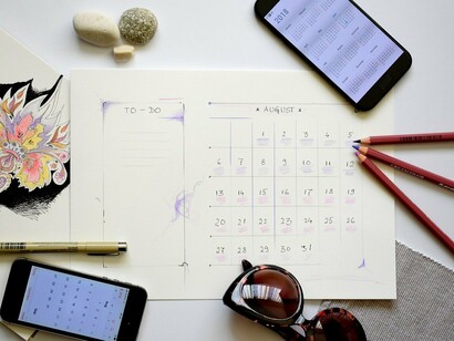 Agenda e calendario, su carta o schermo, sono, infatti, lo “srotolamento” del tempo su di un supporto che ne consente la visione d’insieme. È questo a consentirci di stabilire il da farsi e soprattutto quando, grazie alla diversa rappresentazione del tempo, che -al contrario degli orologi- non ci da l’indicazione del solo momento attuale ma mostra l’intero flusso, in modo da farcelo valutare e… annotare