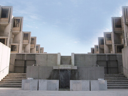 Salk Institute, La Jolla, California, USA. Contemplando l'architettura di Kahn, veniamo trascinati in un mondo in cui filosofia e forma convergono