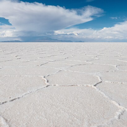 Il sito ospita anche l’Isla Incahuasi, un’isola ricoperta di cactus giganti che emerge dal bianco infinito del deserto. Salar de Uyuni, Bolivia