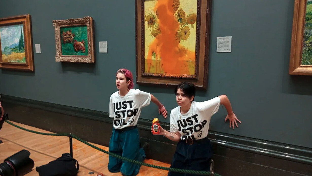 Attivisti deturpano i girasoli di Vincent Van Gogh alla National Gallery di Londra, UK durante in protesta per il petrolio