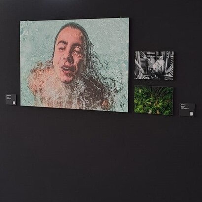 Particolare dell’allestimento con opera di Claudio Formisani, Ri-nascita, fotografia, cm 100x70, 2015 all’inaugurazione della mostra il 19 maggio 2026, ph. Silvia Guerra