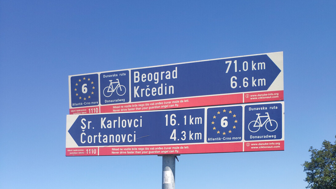 Placa da Rota 6 na Sérvia da ciclovia Eurovelo