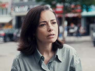 In 'Yellow Letters', la censura non colpisce solo le parole: entra nelle case, nelle relazioni e perfino nei pensieri. Özgü Namal in una scena del film