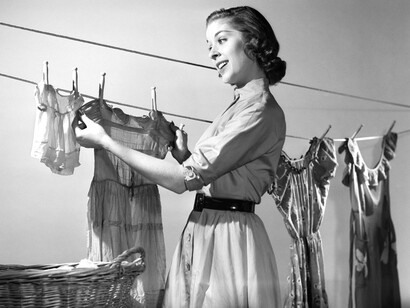 Mujer tendiendo ropa