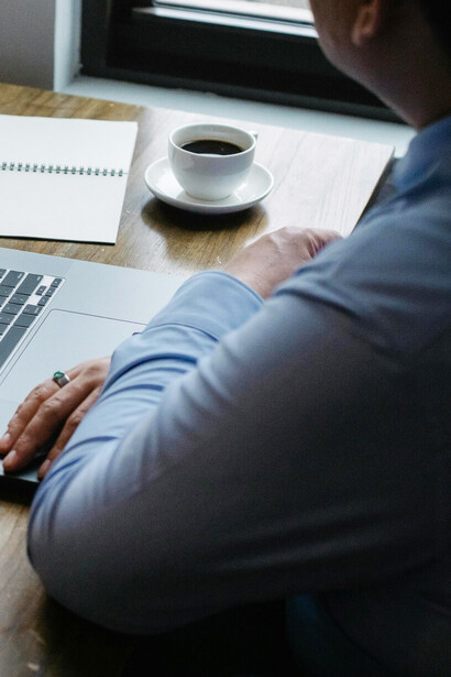 Cuerpo visible en la oficina