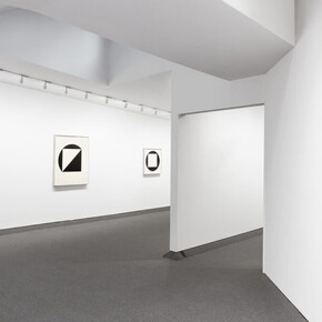 Leon Polk Smith, Circle and square, 1948-1987, exhibition view. Courtesy of Krakow Witkin Gallery