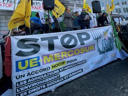 Durante le proteste contro il Mercosur, migliaia di cittadini si sono radunati in piazza per esprimere il loro dissenso verso politiche commerciali ritenute ingiuste e dannose per le economie locali