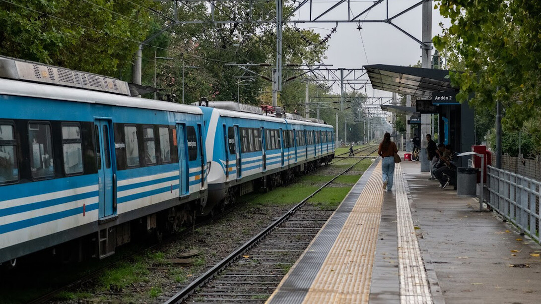 La Zona Sur del Gran Buenos Aires aparece como un territorio donde el tren, la memoria y la literatura todavía viajan juntos