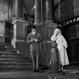 Dario Fo e Franca Rame durante la lavorazione del film Lo svitato di Carlo Lizzani in Piazza Mercanti; Milano, 07/12/1955; ©ArchiviFarabola