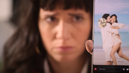 Envidiosa es una comedia argentina que reflexiona sobre las relaciones líquidas en la posmodernidad, siguiendo a Victoria "Vicky" Mori en su búsqueda desesperada por casarse antes de los 40