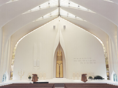North Shore Congregation Israel, Glencoe, Illinois, 2004. Credit: © David T. Hanson, from The Cloud of Unknowing (Taverner Press, 2019)