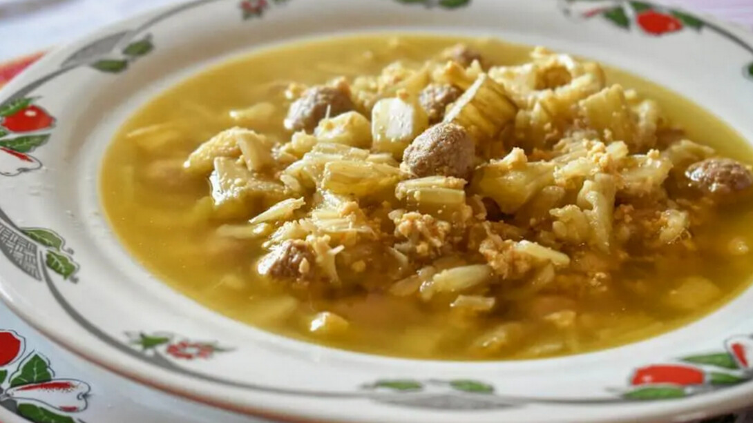 Il Cardone è una zuppa tradizionale beneventana a base di cardi, carne, uova sbattute e talvolta polpettine.
Preparato soprattutto durante il periodo natalizio, il Cardone rappresenta una ricetta antica che racchiude i sapori autentici della cucina sannita