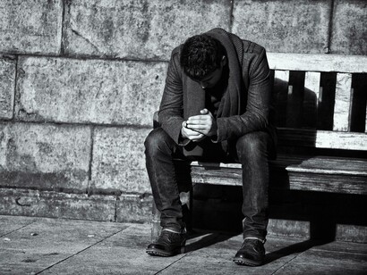 Solo y triste