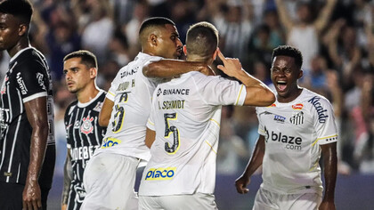 Tanto o Santos de 2023 quanto o Corinthians de 2024 enfrentam crises estruturais semelhantes: dívidas, elencos frágeis e trocas constantes de técnicos. Entenda como essas semelhanças podem influenciar o futuro de ambos os clubes. Foto: Reinaldo Campos/AGIF