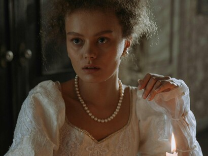 Béatrice não ia sozinha: duas de suas damas de companhia se dispuseram a ir. Eugène só não foi por causa de suas responsabilidades como marquês, mas a vontade de acompanhar a esposa era muita. “Eu disse que iria, tu não tens de me acompanhar.”, disse a nobre ao marido antes de partir, “Lembra que eu te amo e que Deus vai me dar forças para voltar daqui a dez anos. Cuida do nosso filho e espera por mim.”