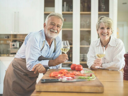 Ein Paar, das ein Glas Wein genießt, Zeit verbringt und ein glückliches Leben führt