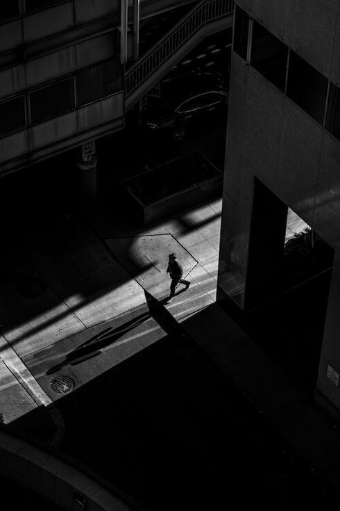 Ecco, la strada mi piace per un altro dettaglio: ha degli angoli. Tutte le strade prima o poi vanno a scontrarsi con altre. Questo fatto urbanistico o naturale, dipende dall’angolo da cui lo si guarda, non viene percepito nella giusta maniera se non camminando