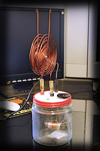 Nikola Tesla contribuiu significativamente para o desenvolvimento do rádio com suas inovações tecnológicas