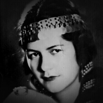 Rayén Quitral. Elle a commencé en 1936 au théâtre central de Santiago