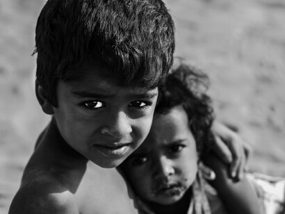 Primo piano di un bambino ch abbraccia una bambina: "Ad un certo punto, forse per frustrazione, per rabbia, o per una prolungata esposizione a situazioni – soprattutto stimolazioni visive – legate alla violenza, all’aggressione ed al sopruso – le doti di umanità si affievoliscono fino a scomparire"