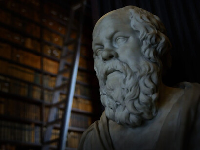 Sócrates fue maestro de Platón, quien a su vez fue maestro de Aristóteles, siendo estos tres los representantes fundamentales de la filosofía de la Antigua Grecia