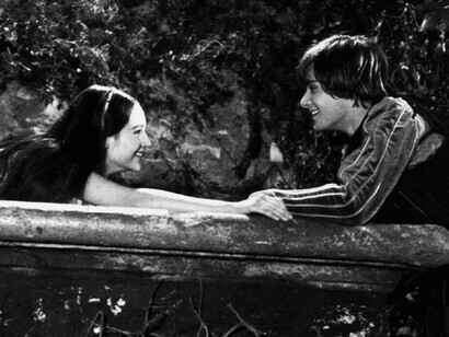 Più ancora che l’amore dei due ragazzi a Shakespeare interessò esplorare l’odio delle famiglie