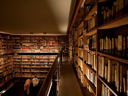 Miles de volúmenes en una biblioteca