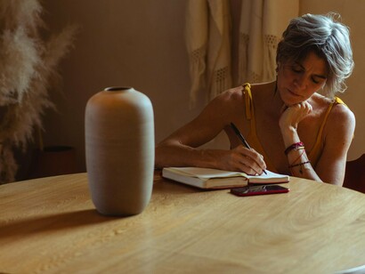 Alma, ainda não humana, mas com Corpo. Corpo de que modo? De que mundo? Antes parecia extraordinário, agora parece clichê, porém sem ser, é necessidade de saber, mesmo sabendo que nada sou e vou pedindo para ser, a vontade do Criador. A voz da palavra silenciou agora dentro, aqui da cachola. Não pense que é fácil refletir o que me deve ser sentido, dito vívido