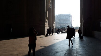 Arrivando a la estación central de Milán, Italia