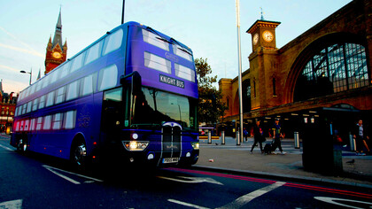 El «Knight Bus» en su misión más solidaria