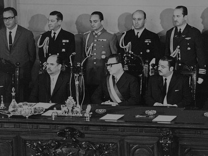 In Congress, Salvador Allende was captured in a moment alongside Jorge Ibáñez and Tomás Pablo, Chile