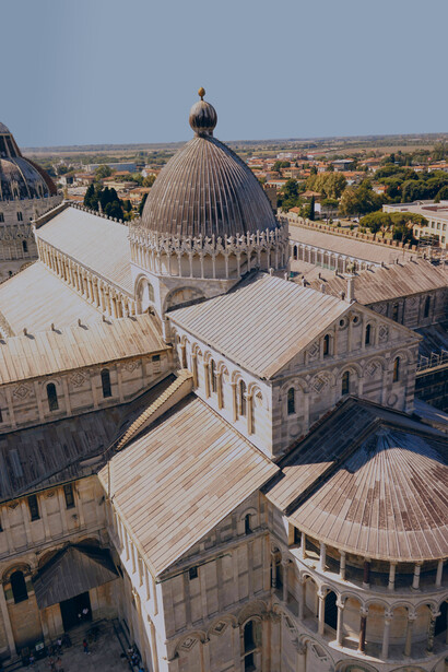 Em Pisa, Itália, a Torre Inclinada é o campanário do Duomo, ambos parte do complexo que começou a ser construído em 1064. A inclinação da torre se deve ao solo instável, tornando-a um símbolo único de engenharia medieval