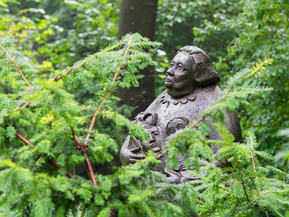 Estatua en honor a Johanna 'Mutter' Ey en el Parque Malkasten en la ciudad de Düsseldorf, Alemania