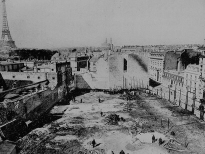 La zona donde estuvo el Bazar de la Caridad de París, tras el incendio de 1897. Véase, al fondo, a la izquierda, la torre Eiffel