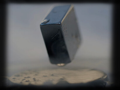 O material é produzido pela combinação de hidrogénio, azoto e lutécio, numa célula de bigorna de diamante