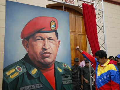 El presidente venezolano Nicolas Maduro ante un retrato de su predecesor, Hugo Chávez