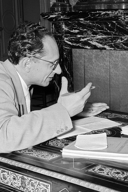 Nonostante il suo trasferimento nell'Unione Sovietica, il suo contributo alla fisica fu riconosciuto a livello internazionale, e ricevette diversi premi e onorificenze  