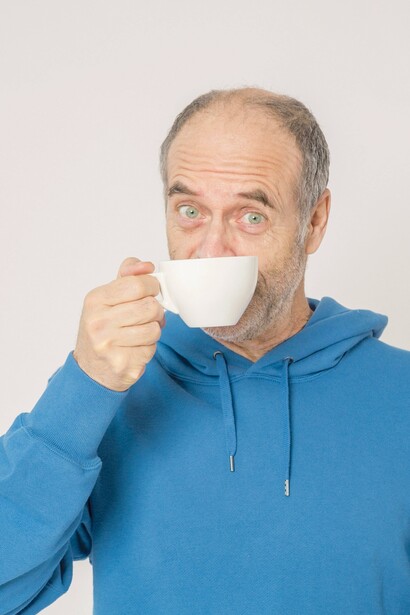 Enquanto a água fervia, uma voz ecoava: 'When you pour water in a teapot, it becomes the teapot...'