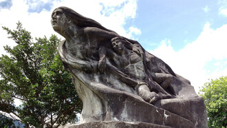 Monumento en memoria de los caídos en defensa de las garantías sociales y del sufragio. Escultura de Luis Umaña Ruiz. Parque de Santa María de Dota, San José, Costa Rica