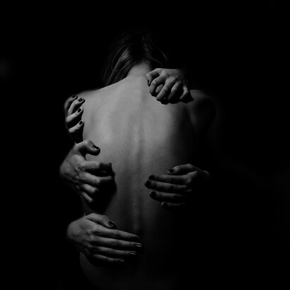 Il corpo parla con piccoli segnali molto prima che il dolore diventi impossibile da ignorare