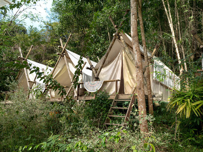 Casi tradizionali malesi circondate dalle vegetazioni 