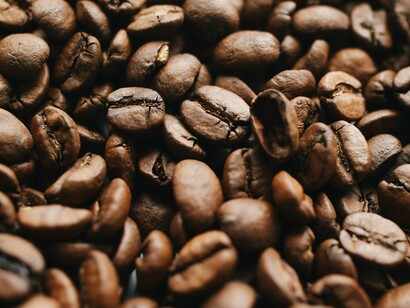 Curiosamente Portugal não produz café mas sim, duas de suas antigas colônias imperiais. Na América do Sul o Brasil e, no Sudeste Asiático o Timor, de onde importam, processam, torram e industrializam o grão, agregando valor e comercializando nos mercados interno e externo. Como o faz a economia holandesa, modelo clássico do trading que, é sua às vezes concorrente e parceira, desde os idos anos dos descobrimentos na Idade Média