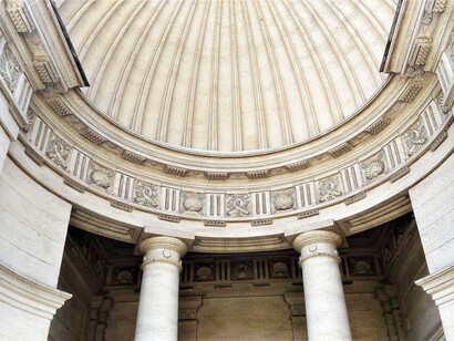 Particolare del fregio con motivi di delfini, tridenti, conchiglie e palmette, foto Roberto Luciani