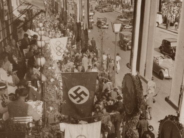 Olimpiadi del 1936. Unter den Linden all’insegna dei Giochi Olimpici del 1936. Berlino, Germania