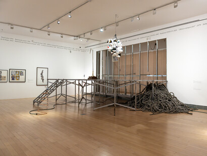 Jonathan Hernández, Política ficción (el dinosaurio sigue aquí), vista de la exhibición. Cortesía del Museo Amparo
