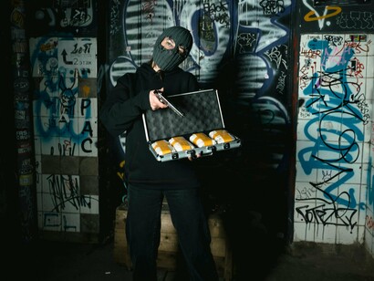 A simplicidade com que um drone comercial pode ser modificado para carregar explosivos ou realizar vigilância aérea tornou-o uma ferramenta de guerra assimétrica. Essa nova dinâmica oferece aos grupos não estatais uma vantagem inédita, a capacidade de operar com alcance aéreo sem precisar de infraestrutura militar tradicional, algo impensável em décadas anteriores