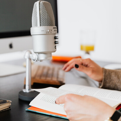 Professora revisita autores para dar continuidade ao seu podcast sobre oralidade